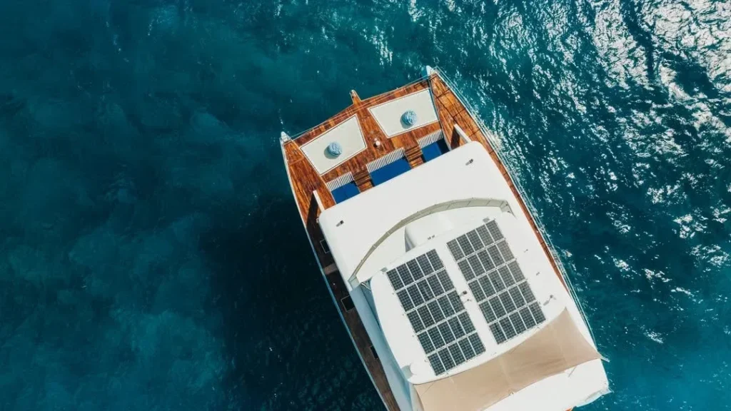 Groove boat
